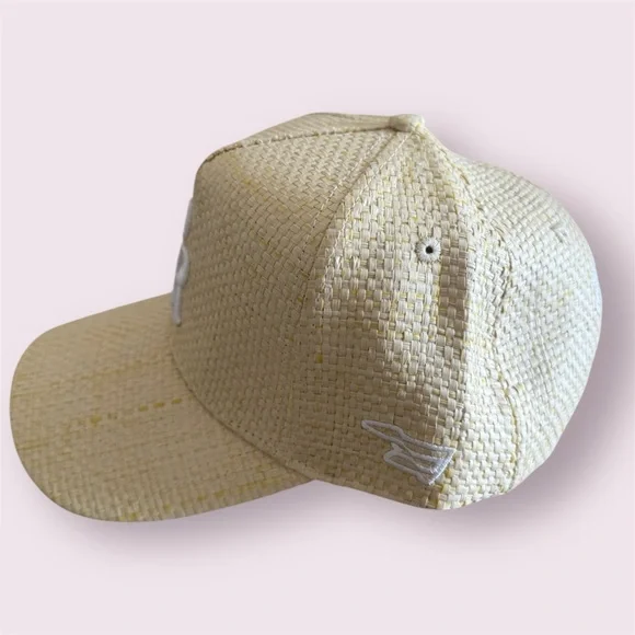 Bad Bunny Puerto Rico residence hat No Me Quiero Ir De Aqui - Picture 5 of 8